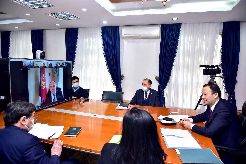 30 декабря 2020 года Министр иностранных дел Кыргызской Республики Р.Казакбаев провел совещание с руководителями загранучреждений Кыргызской Республики (посольств, постоянных представительств при международных организациях, генеральных консульств). Мероприятие прошло в формате видеоконференции.