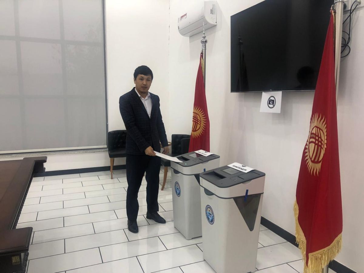 В 20:00 часов по саудовскому времени в избирательном участке № 9045 при Посольстве Кыргызской Республики в Королевстве Саудовская Аравия завершилось голосование на выборах Президента Кыргызской Республики и Референдуме по форме правления.