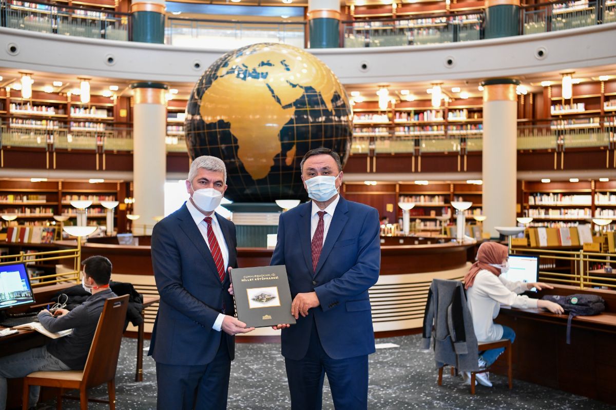 Büyükelçi Kubanıçbek Ömüraliyev, T.C. Cumhurbaşkanlığı Kütüphaneler Daire Başkanı Ayhan Tuğlu ile görüştü.