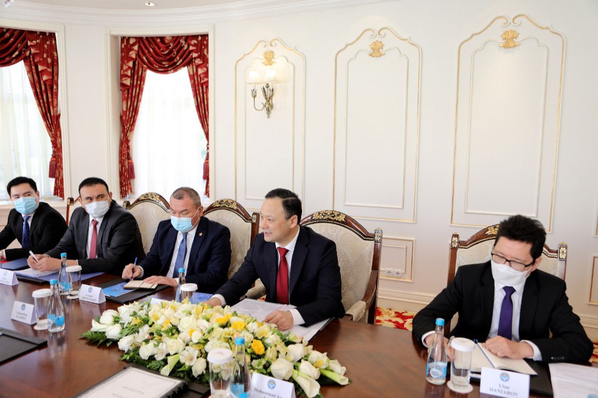     Президент Садыр Жапаров принял Министра иностранных дел Ирана Мохаммада Джавада Зарифа