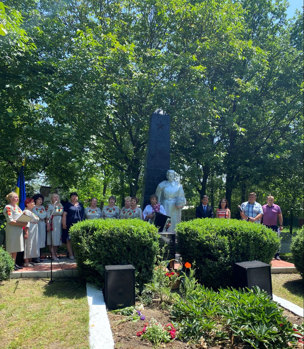 On 22nd of June, 2021, as part of the continuation of work to perpetuate the memory of the Kyrgyz soldiers who died during the Great Patriotic War on the territory of Ukraine, the Embassy took part in an event organized in the village of Dashukovka, Cherkasy region, where it honored the memory of Umetbek Asylbekov.