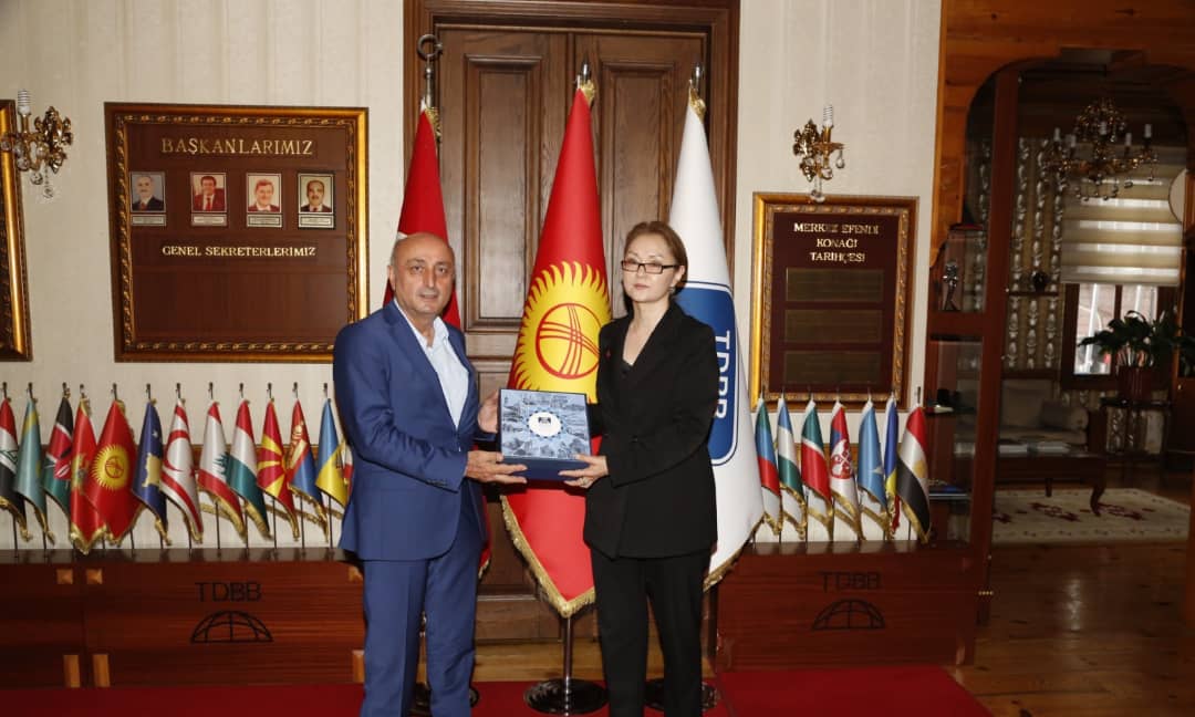 8 июля 2021 года, Генеральный консул Кыргызской Республики в г. Стамбул Лира Сыдыкова встретилась с Генеральным секретарем союза муниципалитетов тюрксого мира д-ром Фахри Солаком.