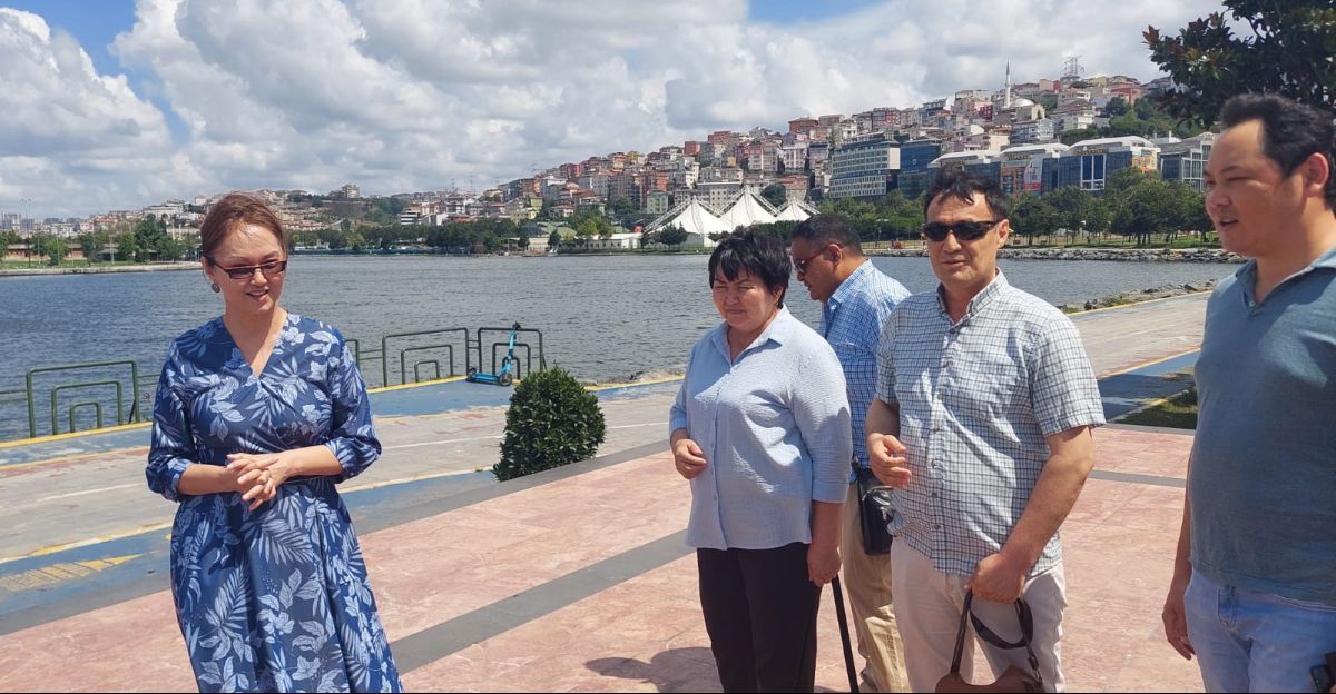 7 августа 2021 года, состоялась встреча Генерального консула КР в г. Стамбул Л.Сыдыковой с представителями диаспоры Кыргызской Республики в г. Стамбул, Турция.