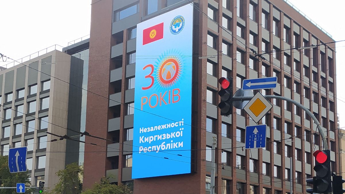 З нагоди святкування 30-річчя Незалежності Киргизької Республіки, Посольством Киргизької Республіки в Україні опрацьовано питання розміщення на рекламних LED-екранах короткометражних відео роликів (у вигляді заставки) про святкування 30-річчя Незалежності Киргизької Республіки.