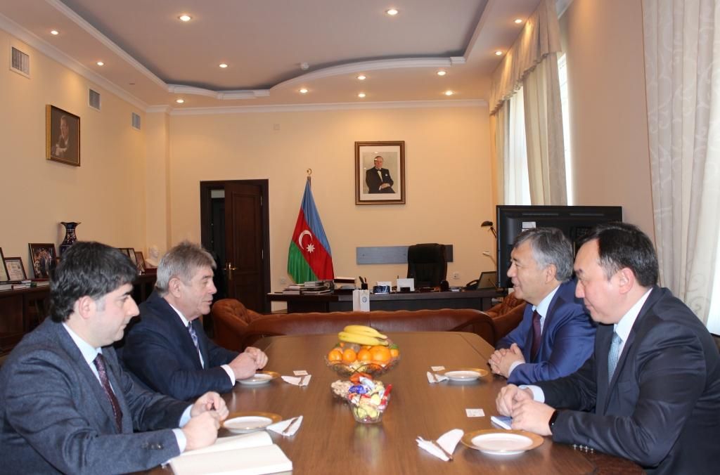 Чрезвычайный и Полномочный Посол Кыргызской Республики в Республике Узбекистан Ибрагим Джунусов встретился с Послом Азербайджана в Узбекистане Гусейном Гулиевым.