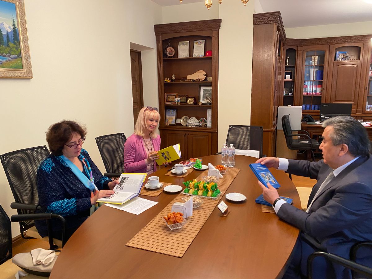 On October 7, 2021, the Ambassador Extraordinary and Plenipotentiary of the Kyrgyz Republic to Ukraine Zhusupbek Sharipov met with the singer, bandura player, People's Artist of Ukraine Svetlana Mirvada and the Head of the Public Organization “Great Council of Mothers of Ukraine” Valentina Kolechko.