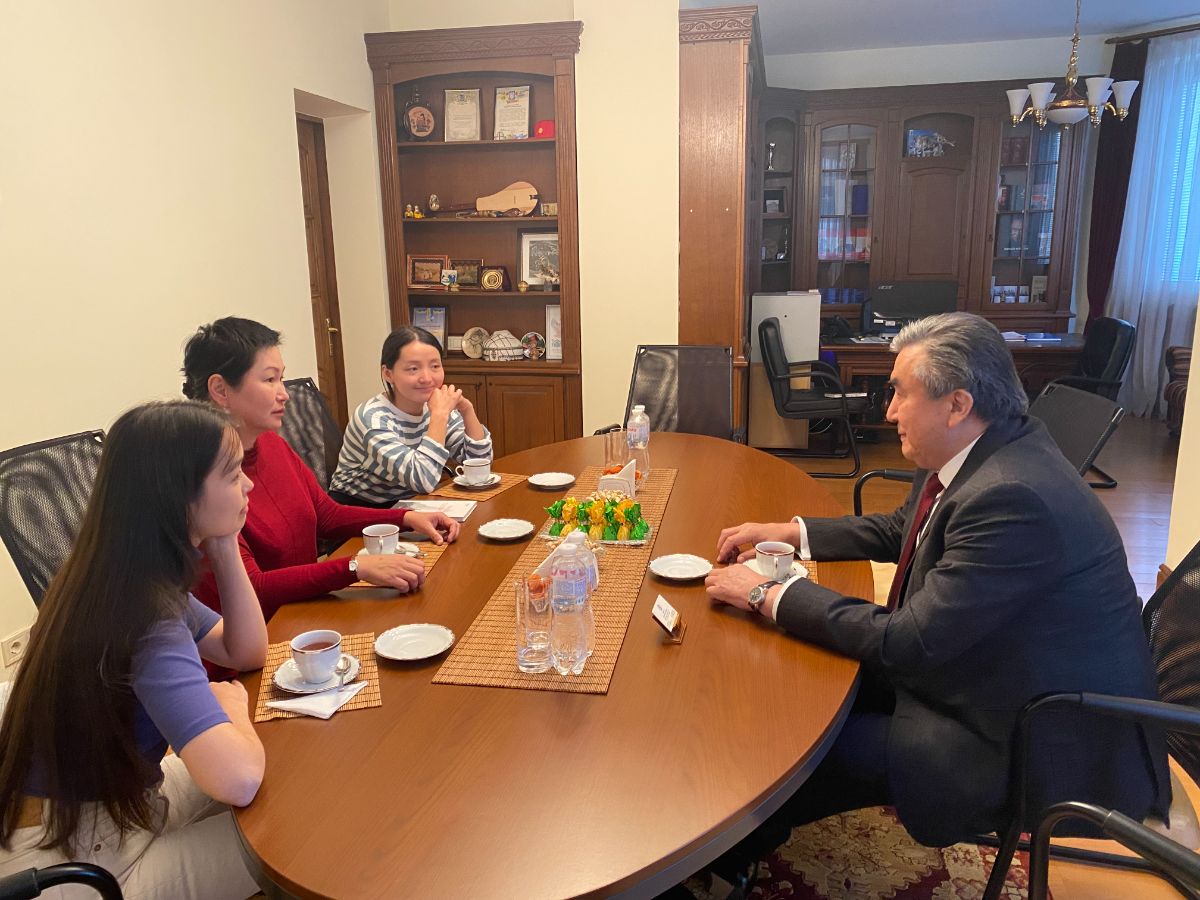 On October 8, 2021, Ambassador Extraordinary and Plenipotentiary of the Kyrgyz Republic to Ukraine Zhusupbek Sharipov received at the Embassy representatives of the analytical center «Polis Asia» Elmira Nogoibaeva and Gulzat Alagoz kyzy, who, within the framework of the «Esimde» project, arrived in Ukraine to study archival data on the Kyrgyz, dispossessed and expelled from the territory of Kyrgyzstan to Ukraine in the 30s of the XX century.