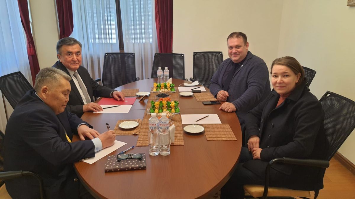 On October 12, 2021, the Ambassador Extraordinary and Plenipotentiary of the Kyrgyz Republic to Ukraine Zhusupbek Sharipov met with the Executive Director of the International Association of Local Self-Government (IALA) Alexey Buryachenko, at the request of the Ukrainian side.