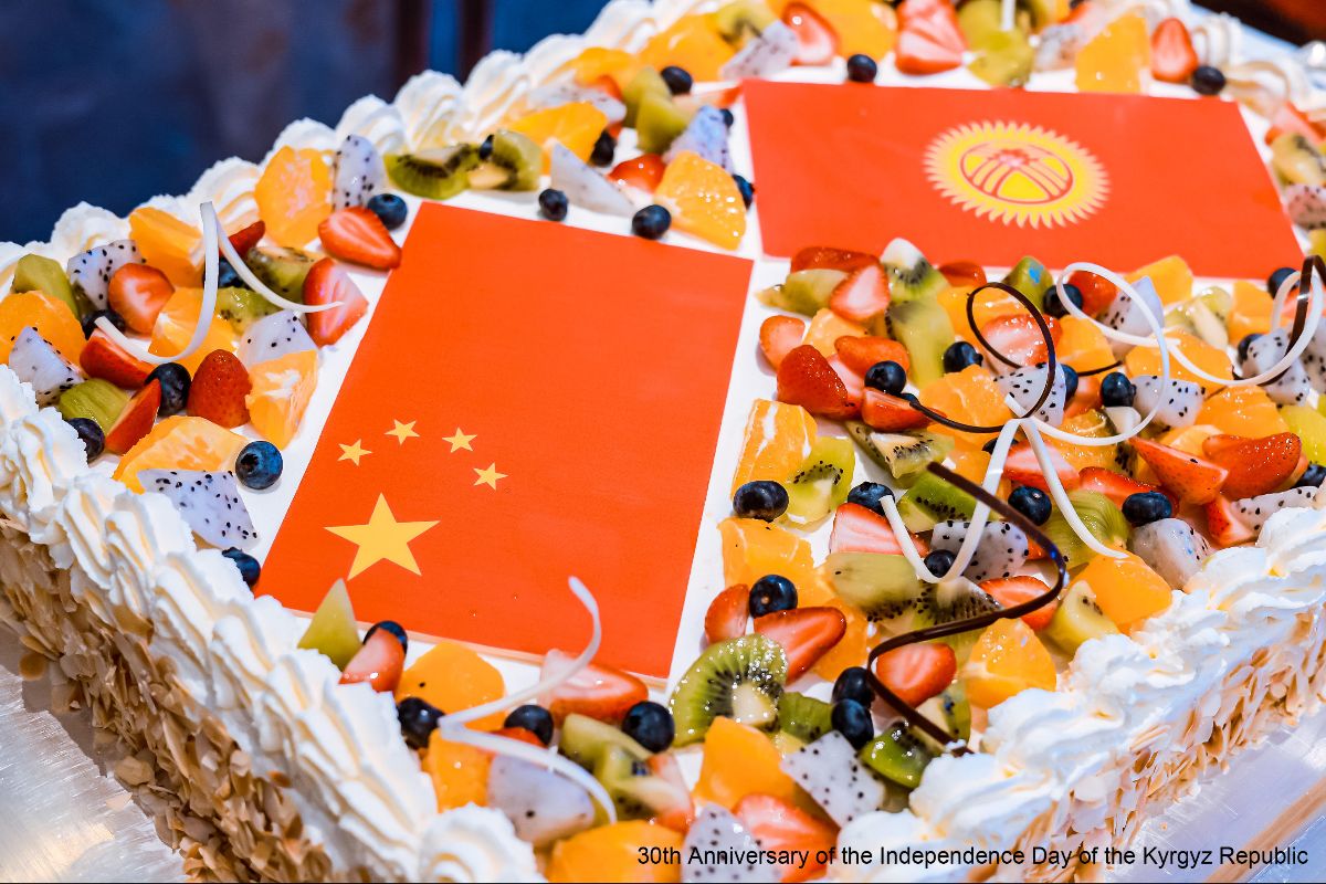 12 октября 2021 года в г.Пекин Посольством Кыргызской Республики в Китайской Народной Республике проведен праздничный прием по случаю 30-летия Независимости Кыргызстана.