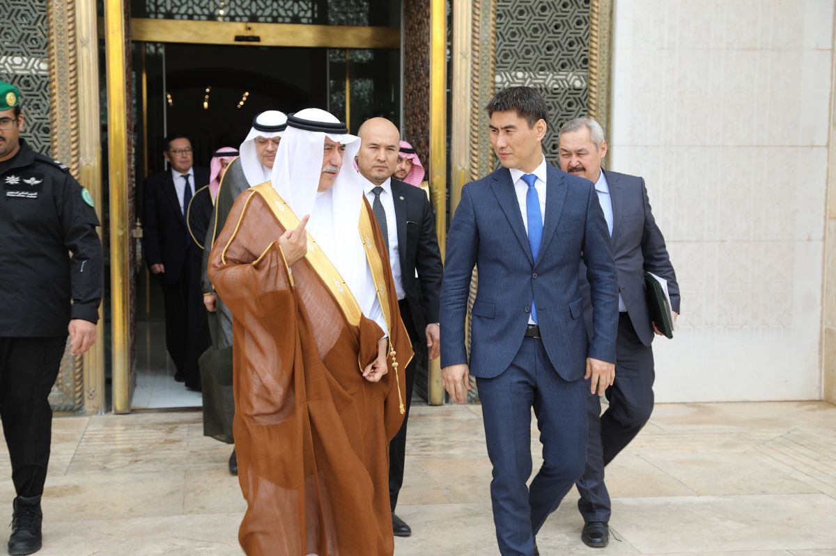 27 февраля 2019 года в г.Эр-Рияд состоялась встреча Министра иностранных дел Кыргызской Республики Чингиза Айдарбекова с Министром иностранных дел Саудовской Аравии Ибрагимом бин Абдельазиз Аль-Ассафом.