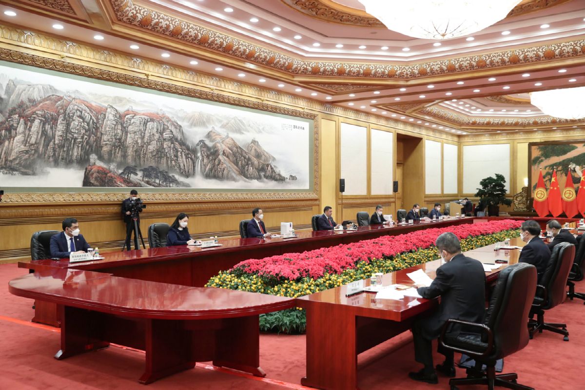 Президент Кыргызской Республики Садыр Жапаров сегодня, 6 февраля, в г. Пекин встретился с Председателем Китайской Народной Республики Си Цзиньпином.