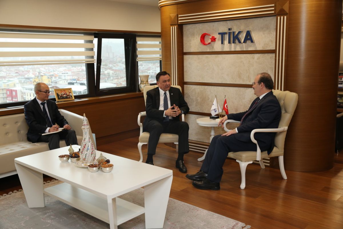 Büyükelçi Kubanıçbek Ömüraliyev Turkiye Cumhuriyeti Turk İşbirliği ve Koordinasyon Ajansı Başkanı (TİKA) Serdar Çam ile görüştü