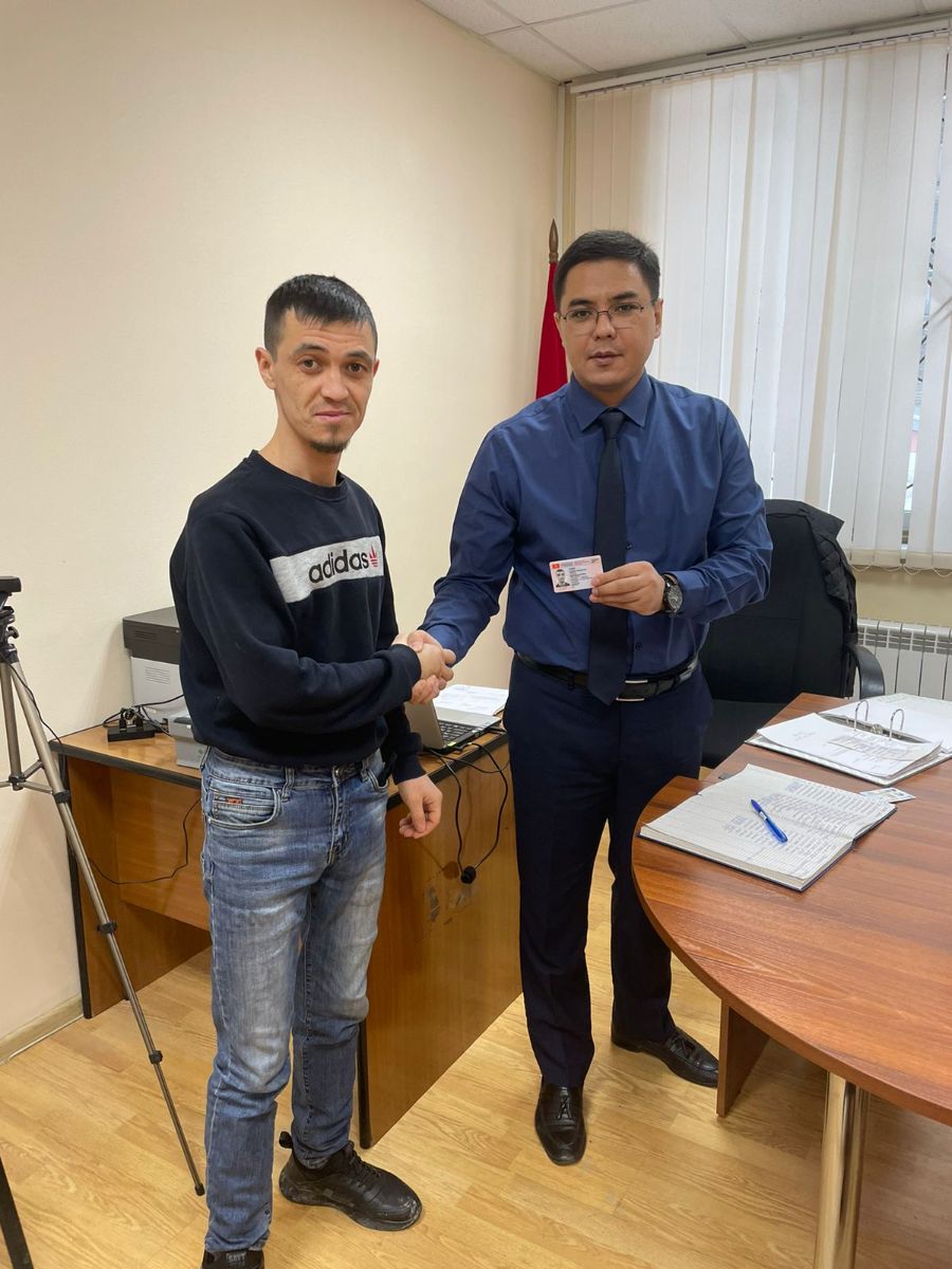 21 февраля 2022 года Генеральное консульство Кыргызской Республики в г. Новосибирск вручило гражданам Кыргызстана первые национальные водительские удостоверения, оформленные через консульское учреждение.