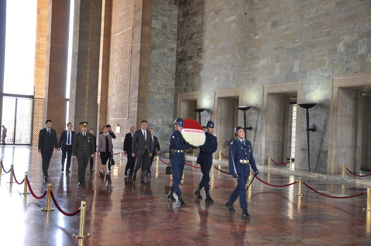 Büyükelçi Kubanıçbek Ömüraliyev Ankara Anıtkabir Türbesi'nde Mustafa Kemal Atatürk'ün mezarına çelenk koydu