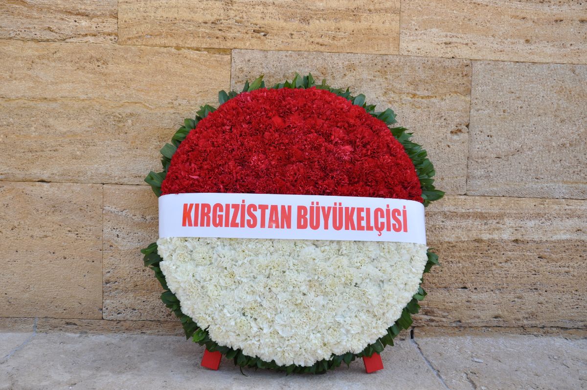 Büyükelçi Kubanıçbek Ömüraliyev Ankara Anıtkabir Türbesi'nde Mustafa Kemal Atatürk'ün mezarına çelenk koydu