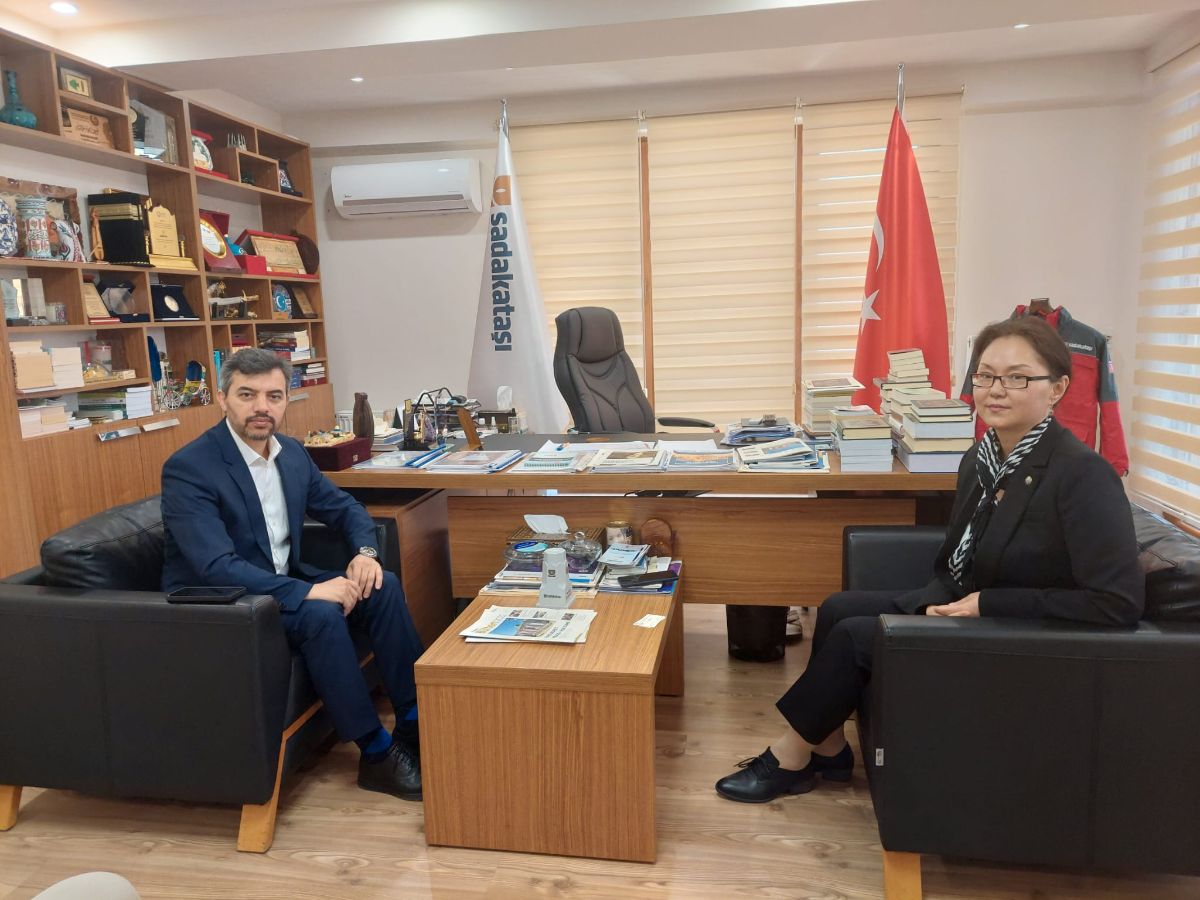 Сегодня, 27 апреля 2022 г. состоялась встреча Генерального консула КР в г. Стамбул Л. Сыдыковой с Главой благотворительной ассоциации «Sadakataşı» К.Оздалом. 