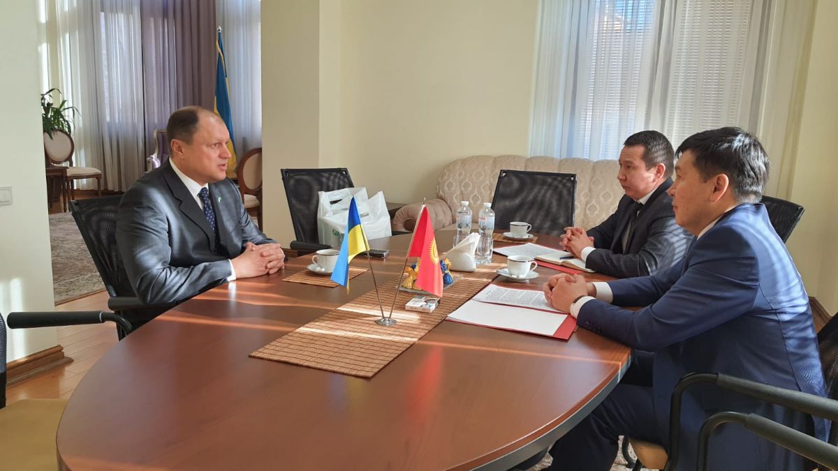 On February 14, 2022, Ambassador Extraordinary and Plenipotentiary of the Kyrgyz Republic to Ukraine Idris Kadyrkulov met with the director of the Ukrainian company ELIXIR O. Vosilenko, which produces more than 600 pharmaceutical and cosmeceutical products under the ELIXIR trademark.