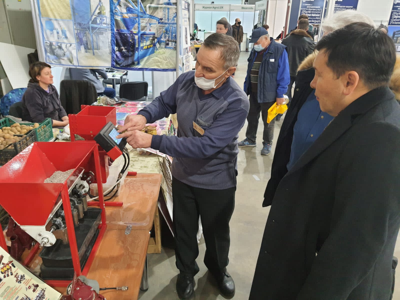 On February 15, 2022, at the invitation of the Ministry of Economic Development, Trade and Agriculture of Ukraine, Ambassador Extraordinary and Plenipotentiary of the Kyrgyz Republic to Ukraine Idris Kadyrkulov visited the international Agrarian Exhibition 