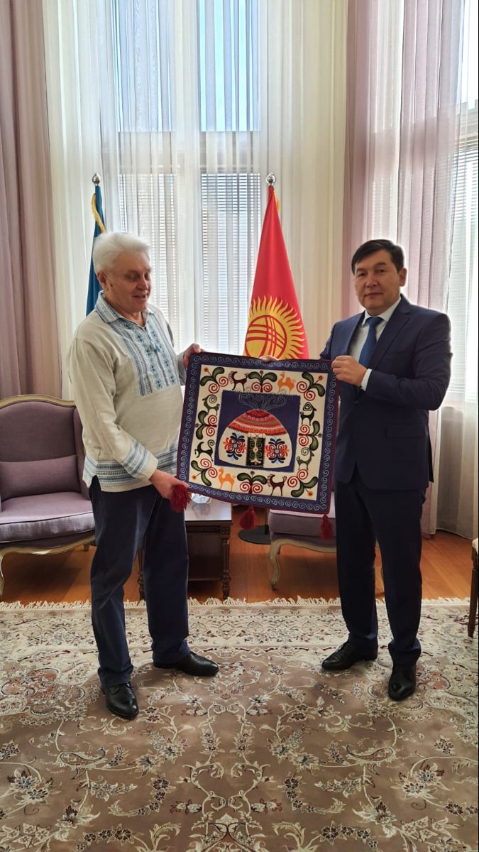 On February 22, a meeting was held between the Ambassador Extraordinary and Plenipotentiary of the Kyrgyz Republic to Ukraine I.Kadyrkulov and the General Director of the UKRSORGO company, Ph.D. Y. Bardin, who, based on his own patented technology, in 2018 set a world record for sorghum yield (on dry land 14.4 tons/ha) according to the organic scheme.