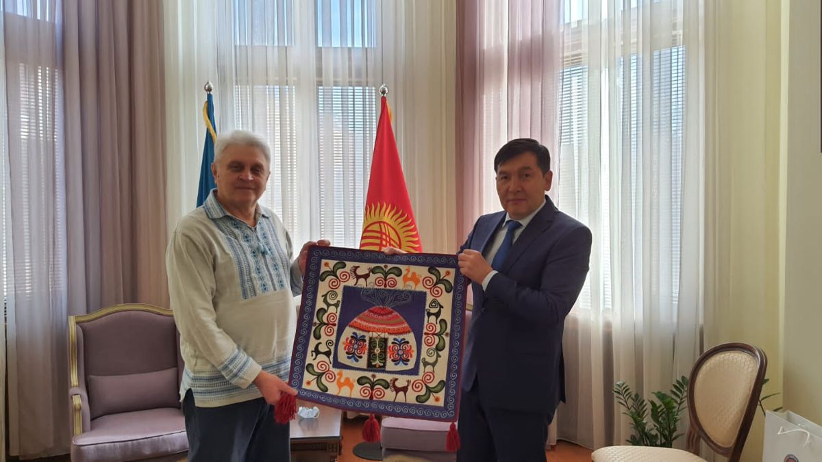 On February 22, a meeting was held between the Ambassador Extraordinary and Plenipotentiary of the Kyrgyz Republic to Ukraine I.Kadyrkulov and the General Director of the UKRSORGO company, Ph.D. Y. Bardin, who, based on his own patented technology, in 2018 set a world record for sorghum yield (on dry land 14.4 tons/ha) according to the organic scheme.
