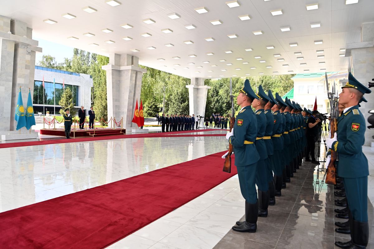 В Бишкеке состоялась церемония официальной встречи Президента Садыра Жапарова и Президента Казахстана Касым-Жомарта Токаева