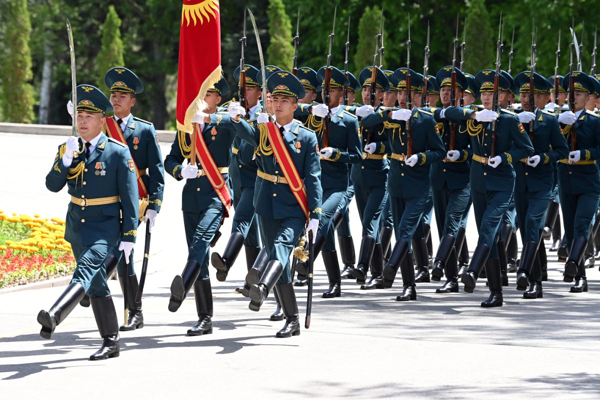 В Бишкеке состоялась церемония официальной встречи Президента Садыра Жапарова и Президента Казахстана Касым-Жомарта Токаева