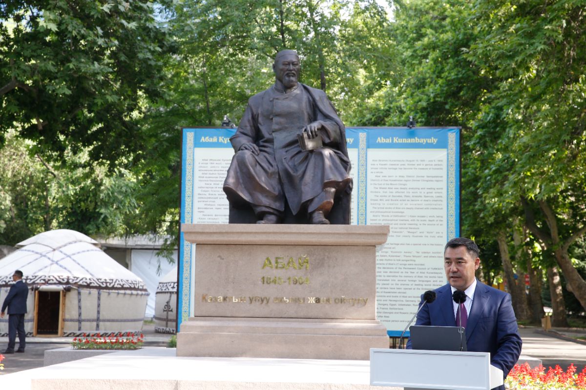 Бишкекте казак элинин улуу акыны жана кара сөз чебери Абай Кунанбай уулунун айкели ачылды