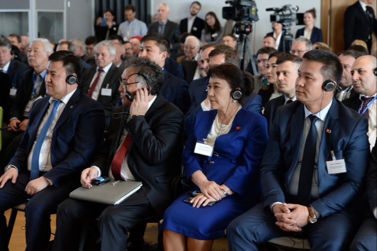 Глава государства выступил на форуме с речью, кыргызские и германские  предприниматели представили свои презентации.