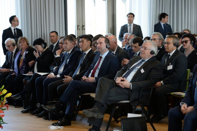 Глава государства выступил на форуме с речью, кыргызские и германские  предприниматели представили свои презентации.