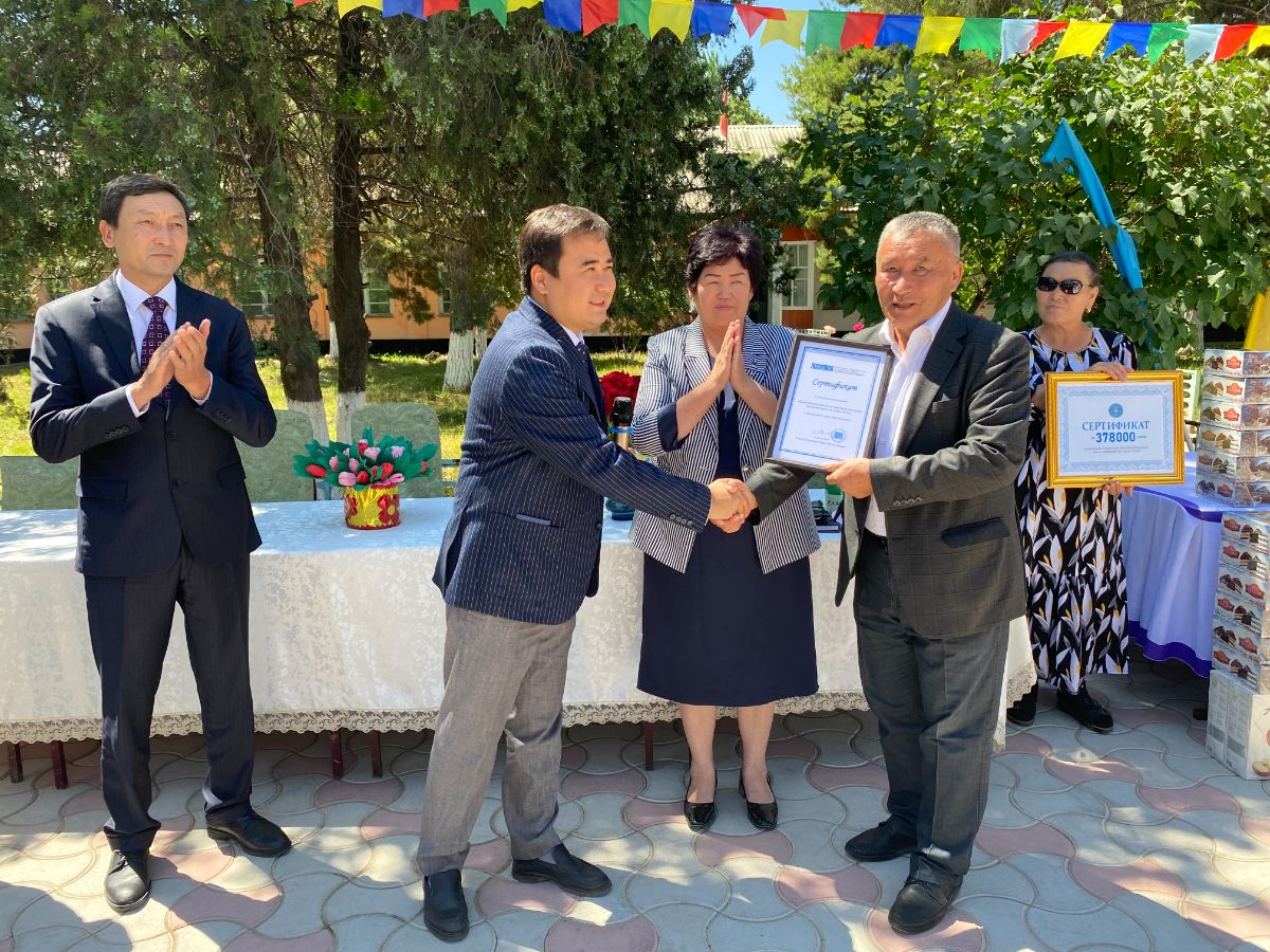 On June 1, 2022, on the occasion of the International Children's Day, employees of the Plenipotentiary Representation of the Ministry of Foreign Affairs of the Kyrgyz Republic in Osh, Zhalal-abad and Batken regions visited and congratulated the pupils of the Kara-Suu Special General Education Boarding school for deaf children.
With the assistance of the Ministry of Foreign Affairs of the Kyrgyz Republic, the diplomatic corps accredited in the Kyrgyz Republic, the Club of Honorary Consuls and the OSCE Program Office, funds were collected and transferred to the patronized boarding school to equip the school and purchase household appliances. Also, the staff of the Plenipotentiary Representation transferred over national drinks and sweets to the pupils of the school.
	Kara-Suu special boarding school for deaf children was built in 1936. As of 06/01/2022 174 students from all regions and cities of the southern region of Kyrgyzstan study at the boarding school

