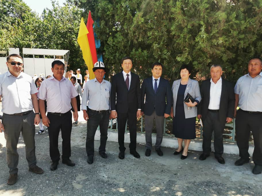 On June 1, 2022, on the occasion of the International Children's Day, employees of the Plenipotentiary Representation of the Ministry of Foreign Affairs of the Kyrgyz Republic in Osh, Zhalal-abad and Batken regions visited and congratulated the pupils of the Kara-Suu Special General Education Boarding school for deaf children.
With the assistance of the Ministry of Foreign Affairs of the Kyrgyz Republic, the diplomatic corps accredited in the Kyrgyz Republic, the Club of Honorary Consuls and the OSCE Program Office, funds were collected and transferred to the patronized boarding school to equip the school and purchase household appliances. Also, the staff of the Plenipotentiary Representation transferred over national drinks and sweets to the pupils of the school.
	Kara-Suu special boarding school for deaf children was built in 1936. As of 06/01/2022 174 students from all regions and cities of the southern region of Kyrgyzstan study at the boarding school
