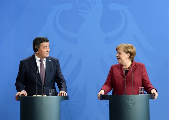 Глава государства выразил благодарность Ангеле Меркель за приглашение посетить Германию с официальным визитом. 