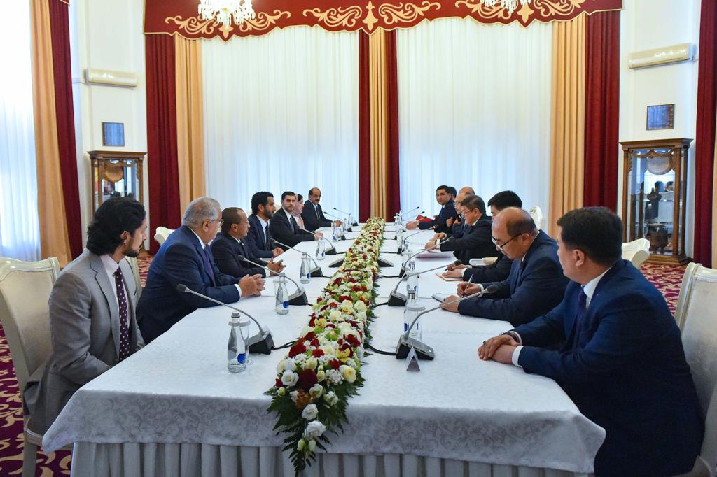 БАЭнин Экономика министри жетектеген Бириккен Араб Эмираттарынын бизнес делегациясы Кыргыз Республикасында.