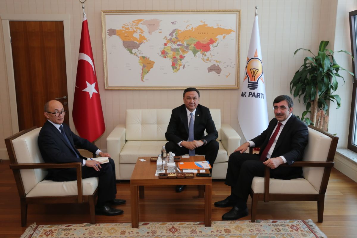 Büyükelçisi Kubanıçbek Ömüraliyev, TBMM milletvekili, AKP Genel Başkan yardımcısı ve Uluslararası İlişkilere bakan Cevdet Yılmaz ile görüştü