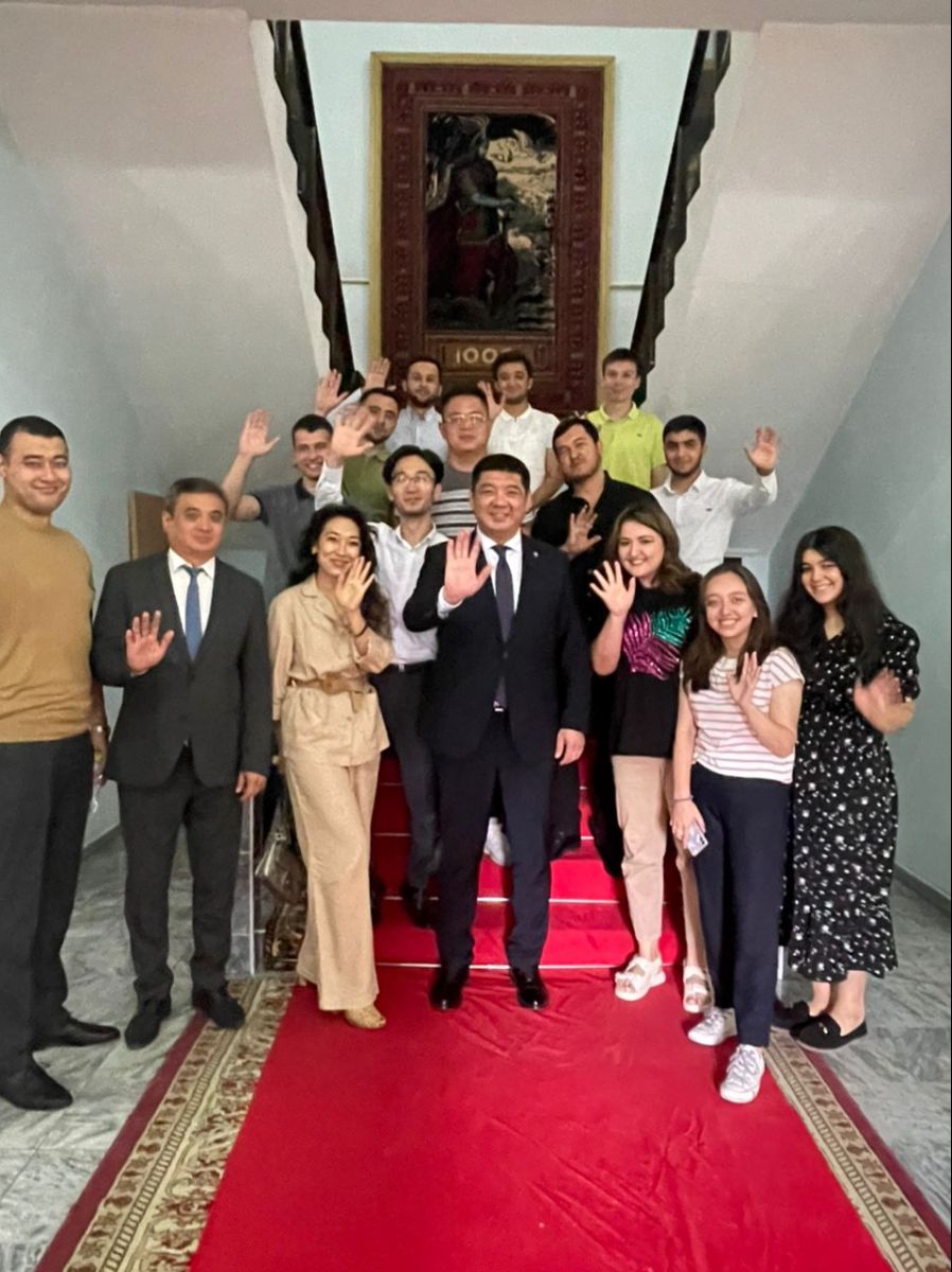 22 июня 2022 года в Посольстве состоялась встреча Чрезвычайного и Полномочного Посла Кыргызской Республики в Республике Узбекистан Мусы Джаманбаева со студентами-гражданами Кыргызстана, обучающимися в различных высших учебных заведениях Узбекистана.