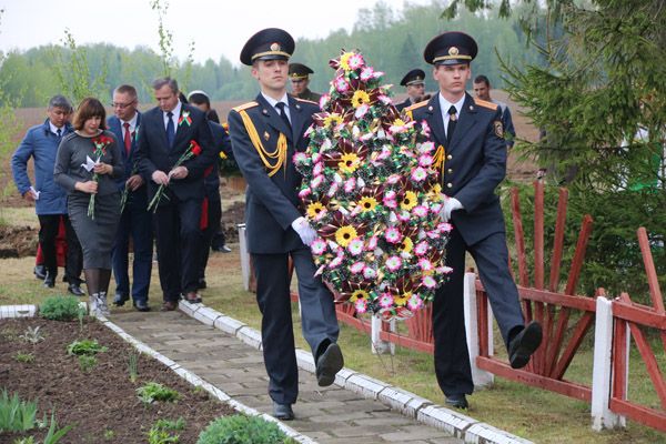 Посещение братской могилы в деревне Щекотово Дрибинского района Могилевской области Республики Беларусь