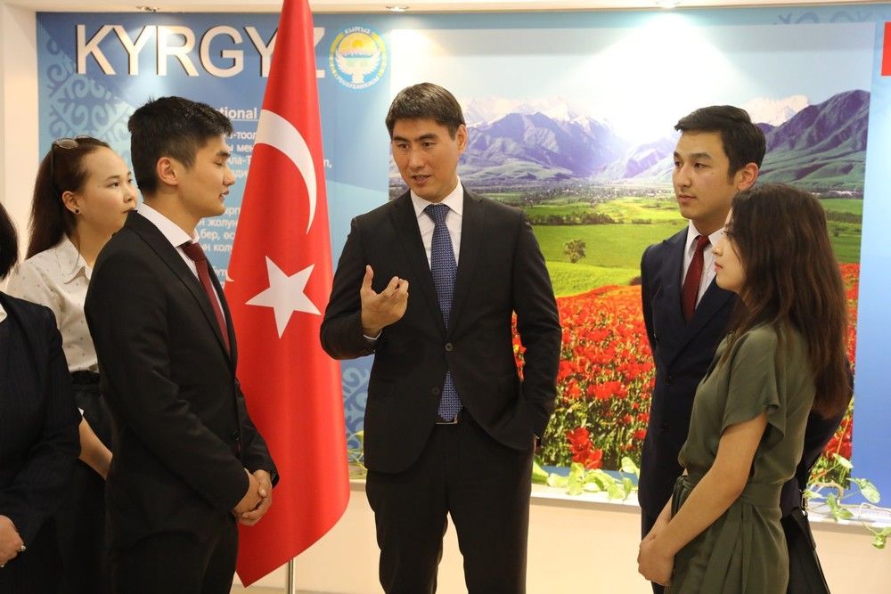 Bakan Çıngız Aydarbekov Türkiye'deki vatandaşları ile görüştü