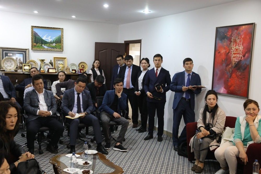 Bakan Çıngız Aydarbekov Türkiye'deki vatandaşları ile görüştü