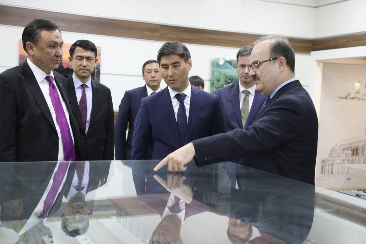 Kırgız Cumhuriyeti Dışişleri Bakanı Çıngız Aydarbekov T.C. Kültür ve Turizm Bakan Yardımcısı, eski TIKA Başkanı Dr. Serdar Çam ve TIKA'nın Başkan Vekili Serkan Kayalar ile bir araya geldi
