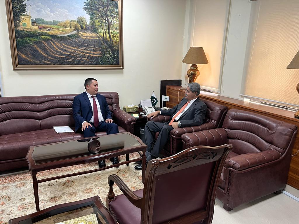 The Ambassador Extraordinary and Plenipotentiary of the Kyrgyz Republic to the Islamic Republic of Pakistan Ulanbek Totuiaev met with the Minister of Commerce of the Islamic Republic of Pakistan Syed Naveed Qamar.