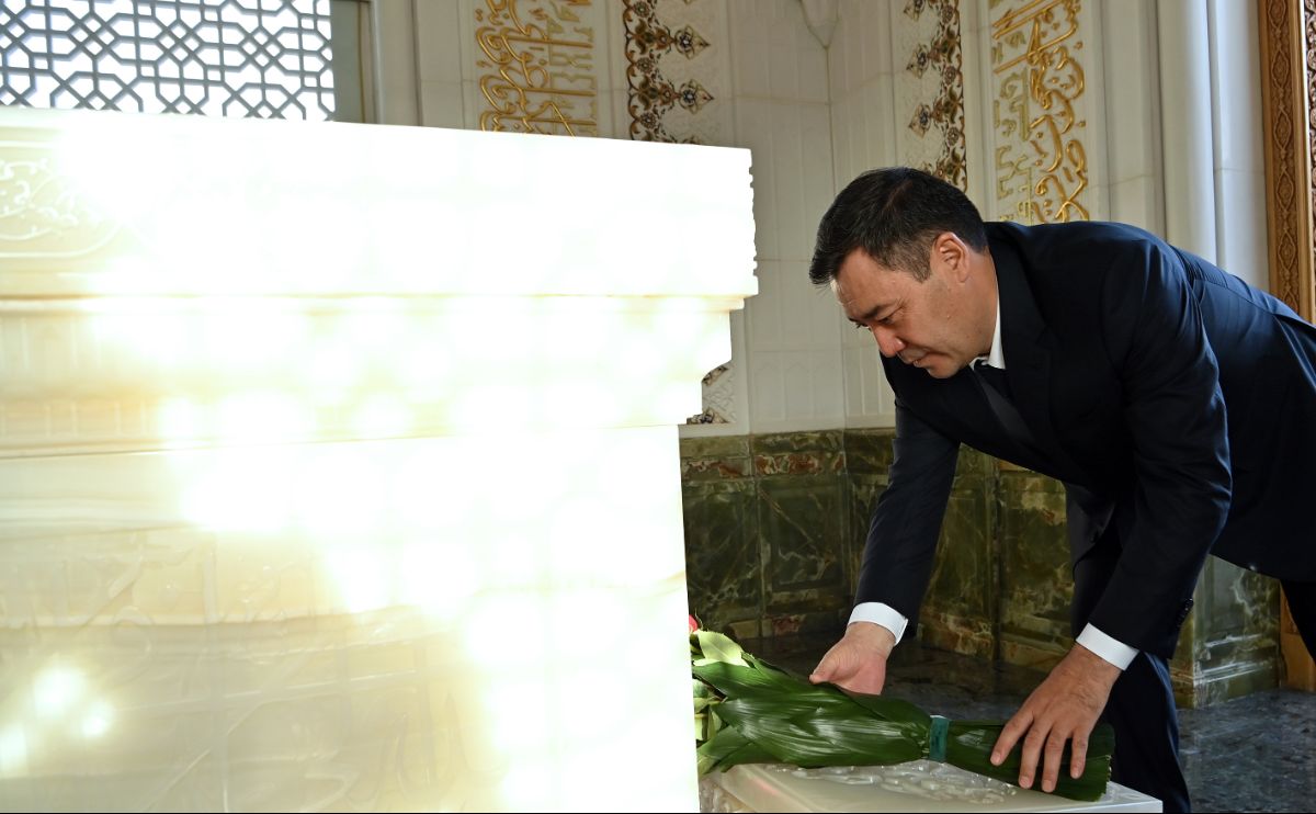 Президент Садыр Жапаров почтил память первого Президента Узбекистана Ислама Каримова