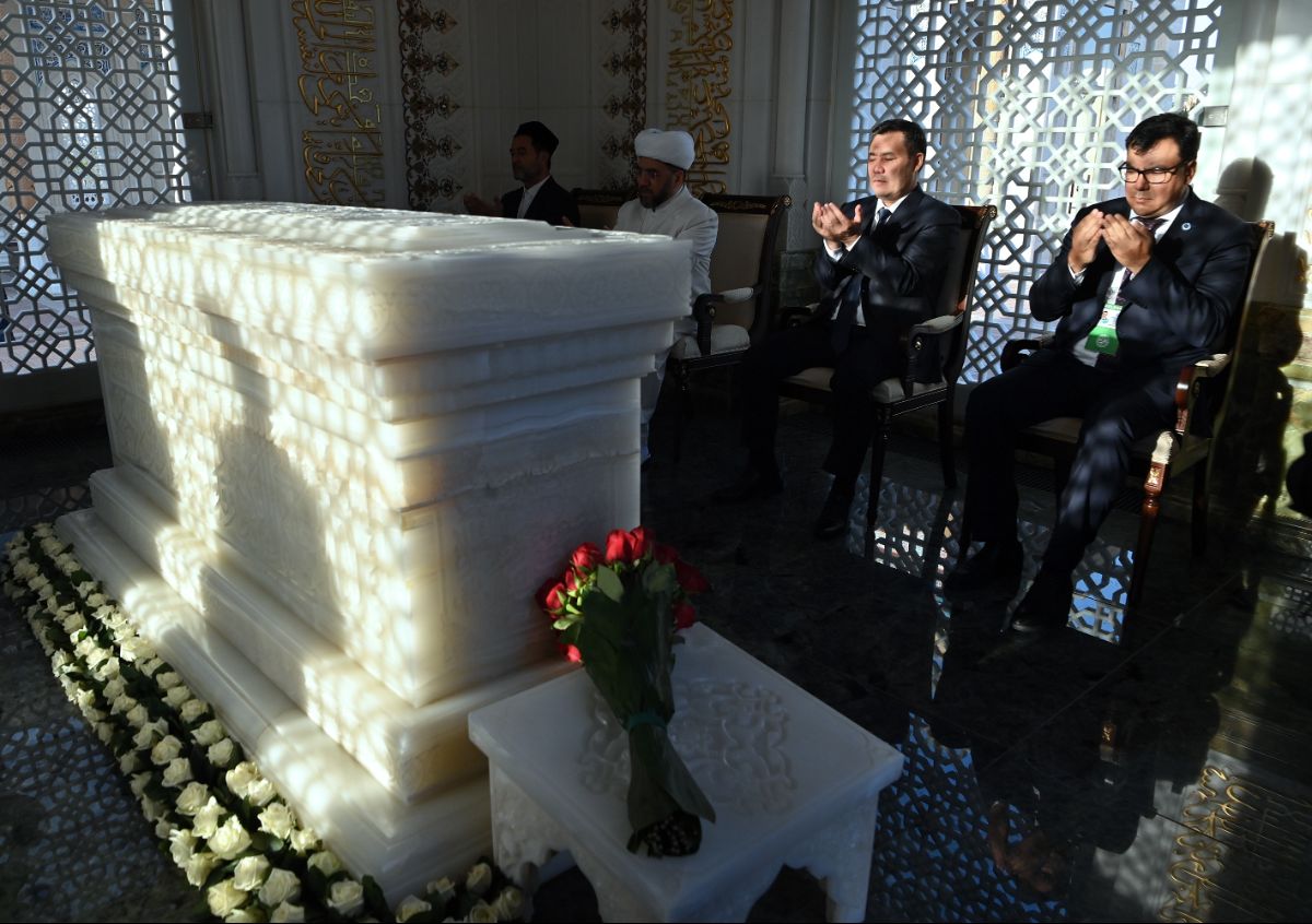 Президент Садыр Жапаров почтил память первого Президента Узбекистана Ислама Каримова
