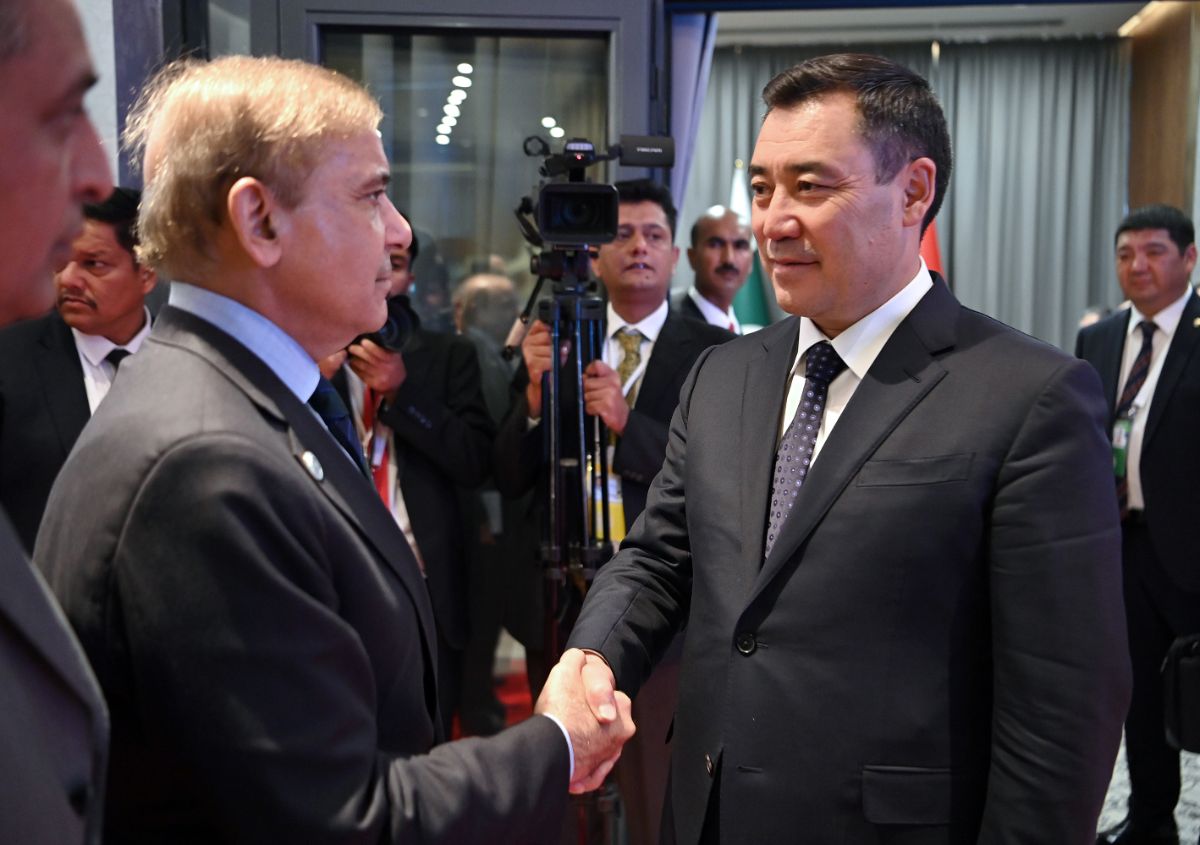 Президент Садыр Жапаров встретился с Премьер-Министром Пакистана Шахбаз Шарифом