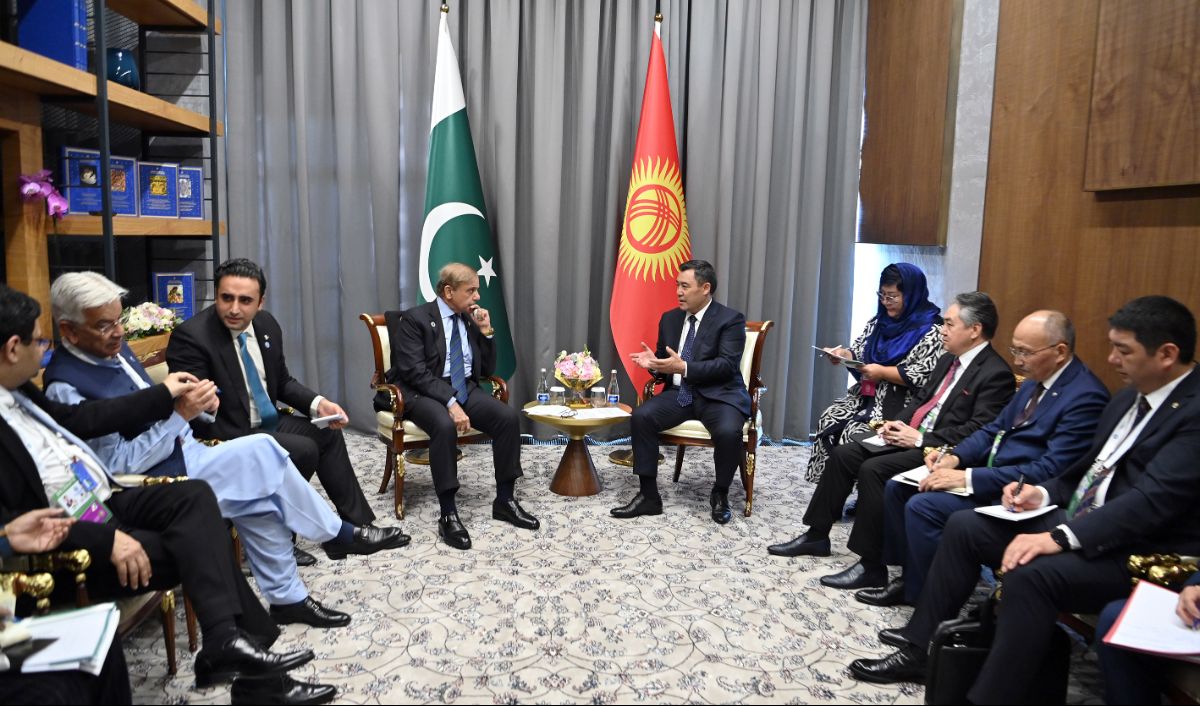 Президент Садыр Жапаров встретился с Премьер-Министром Пакистана Шахбаз Шарифом