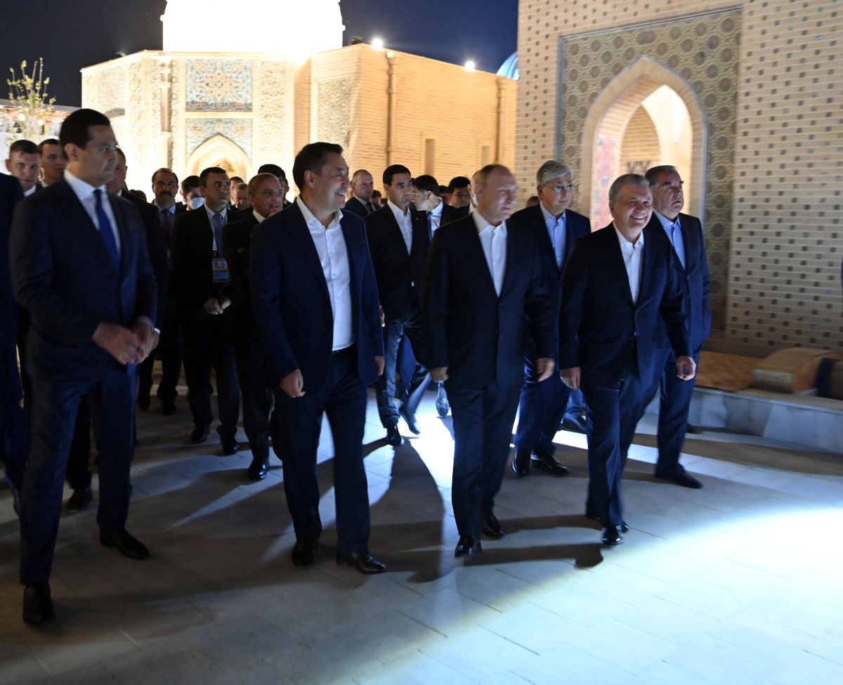 Президент Садыр Жапаров ШКУ өлкөлөрүнүн лидерлери менен “Самарканд Жибек жолу” туристтик комплексинде бак отургузууга катышты
