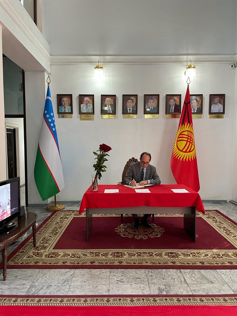2022-жылдын 14-17-сентябрында Кыргыз Республикасынын  Баткен облусундагы мамлекеттик чек аранын кыргыз-тажик тилкесинде орун алган куралдуу кагылыштын кесепетинен каза болгон Кыргыз Республикасынын жарандарын эскерүү үчүн 2022-жылдын 19-сентябры Улуттук аза күтүү күнү деп жарыялангандыгына байланыштуу, бүгүн 2022-жылдын 19-сентябрында саат 10.00дөн 17.00гө чейин Ниёзбек Йоли көч. 30 дареги боюнча Кыргыз Республикасынын Өзбекстан Республикасындагы Элчилигинде Көңүл айтуу китеби ачылды.