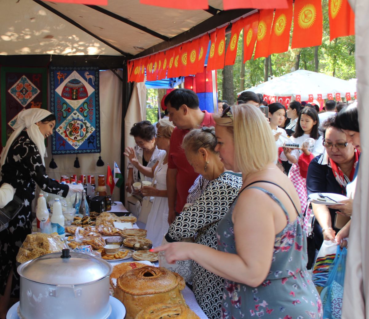 24 сентября 2022 года Посольство Кыргызстана в Узбекистане приняло участие в благотворительном XVIII Фестивале культурных традиций и национальных блюд среди диппредставительств, аккредитованных в Узбекистане.