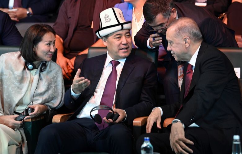 29 сентября 2022 г. в рамках рабочего визита в Турецкую Республику Президент Кыргызской Республики Садыр Жапаров встретился с Президентом Турецкой Республики Реджепом Тайипом Эрдоганом.