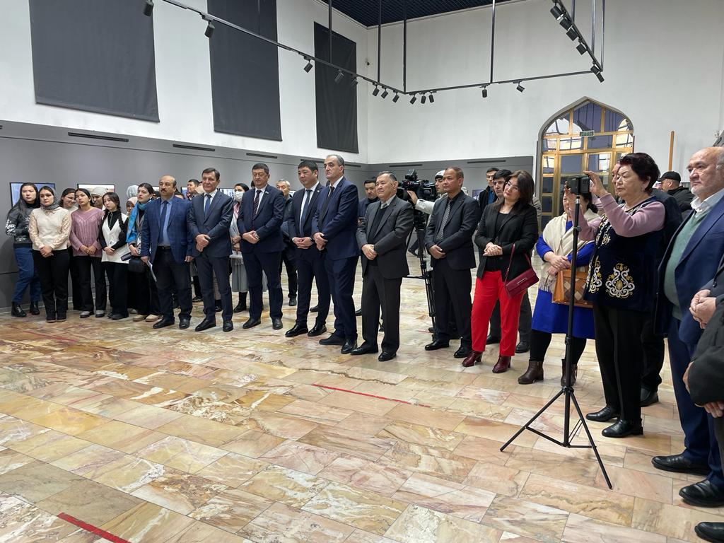 12 декабря 2022 года Посольством Кыргызской Республики в Республике Узбекистан совместно с Центром народной дипломатии Шанхайской организации сотрудничества (ШОС) в Доме фотографий Ташкента организована фотовыставка и книжная экспозиция по случаю 94-летия великого писателя Чынгыза Айтматова.