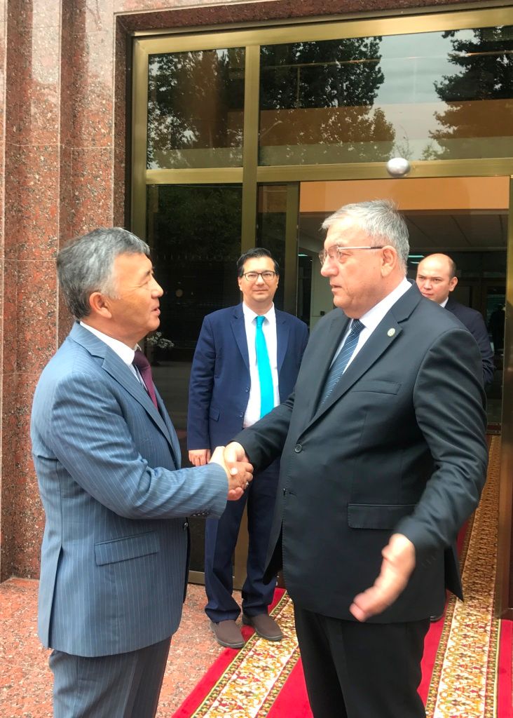 Состоялась встреча Чрезвычайного и Полномочного Посла Кыргызской Республики в Республике Узбекистан Ибрагима Джунусова с Председателем Верховного суда Республики Узбекистан Козимджаном Камиловым.